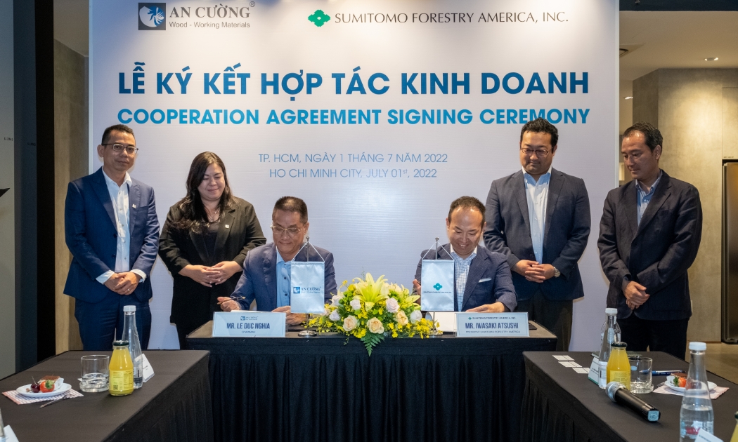 Ông Lê Đức Nghĩa - Chủ tịch HĐQT Gỗ An Cường (trái) và ông Iwasaki Atsushi – Chủ tịch HĐQT Sumitomo Forestry thực hiện nghi thức ký kết.