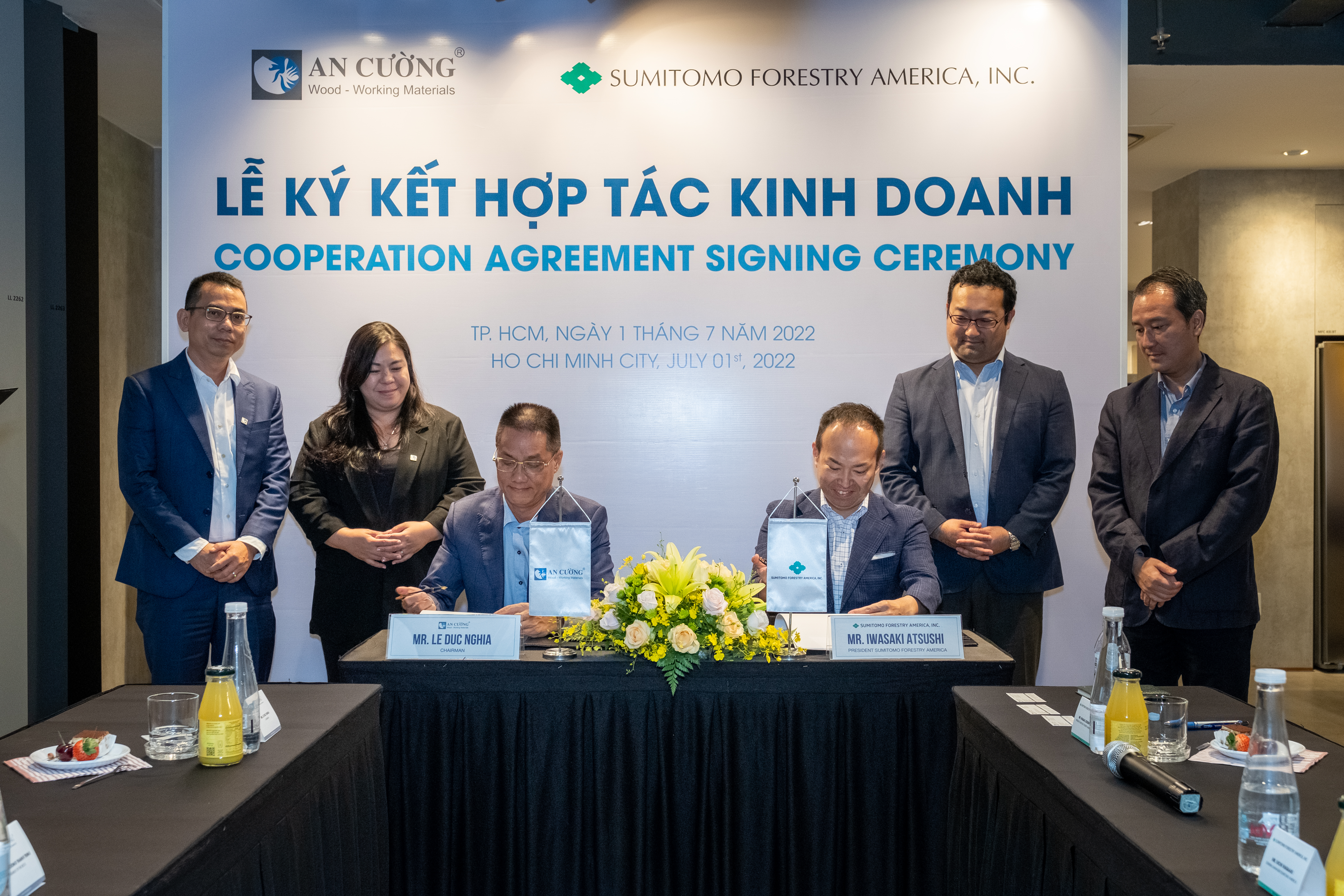 Ông Lê Đức Nghĩa - Chủ tịch HĐQT Gỗ An Cường (trái)  và ông Iwasaki Atsushi – Chủ tịch HĐQT Sumitomo Forestry thực hiện nghi thức ký kết.