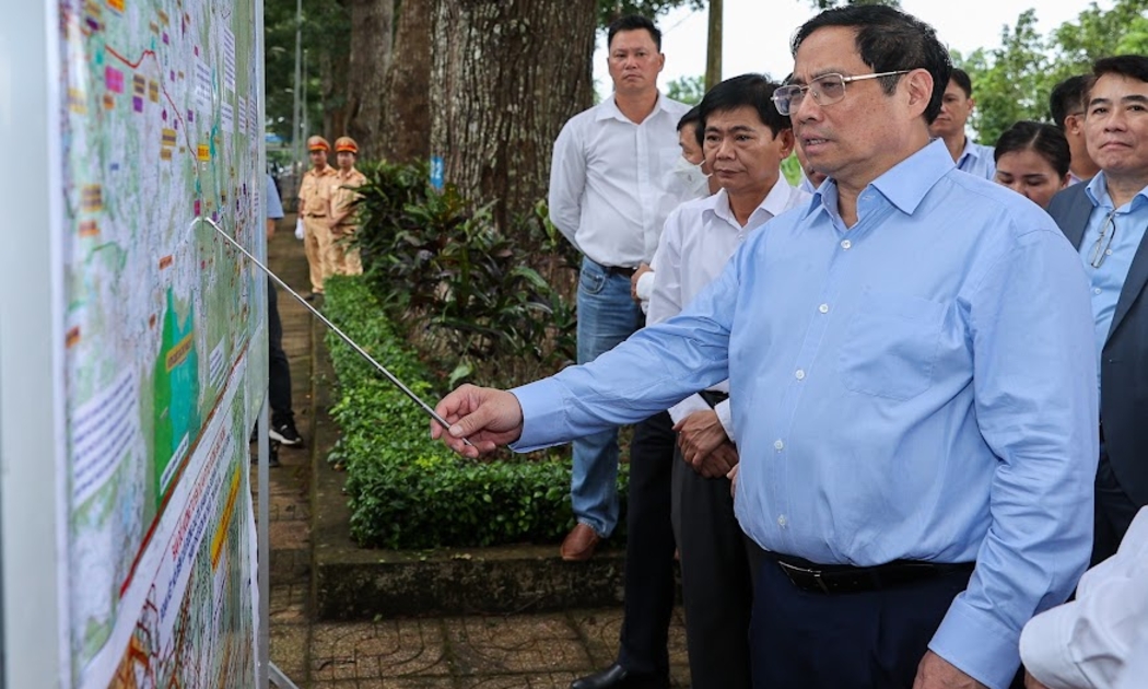 Thủ tướng Phạm Minh Chính khảo sát hướng tuyến dự án cao tốc Khánh Hòa – Buôn Ma Thuột - Ảnh: VGP