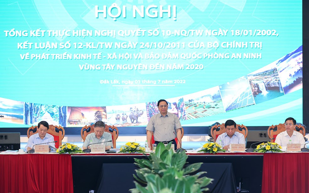 Thủ tướng nêu rõ, việc tổng kết Nghị quyết số 10-NQ/TW và Kết luận số 12-KL/TW có ý nghĩa đặc biệt quan trọng - Ảnh: VGP