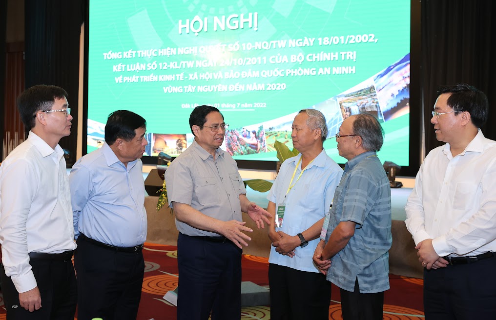 Thủ tướng trao đổi với các đại biểu tham dự Hội nghị - Ảnh: VGP
