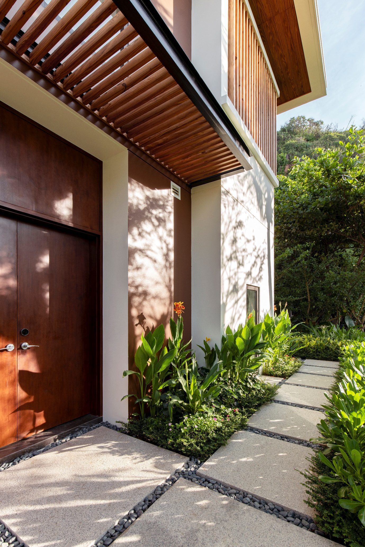 Lối đi ngập tr&agrave;n sắc xanh dịu m&aacute;t như một miền thảo nguy&ecirc;n trong l&agrave;nh.