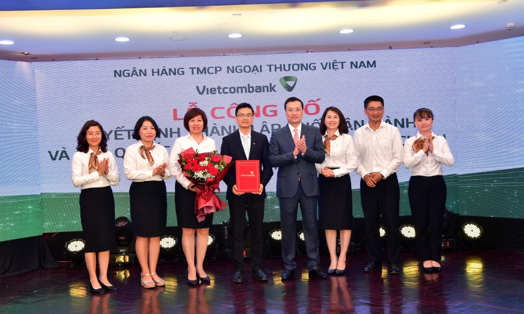 Ông Phạm Quang Dũng - Chủ tịch HĐQT Vietcombank (thứ tư từ phải sang) trao quyết định thành lập Khối Vận hành cho ông Trần Thanh Nam - Giám đốc Khối vận hành và các trưởng đơn vị thuộc Khối Vận hành.