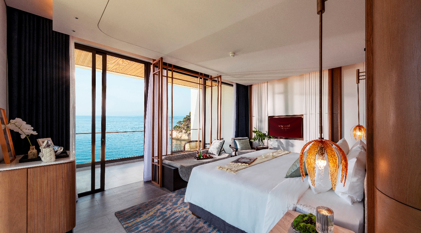 Ph&ograve;ng ngủ với ban c&ocirc;ng hướng biển, mang lại quang cảnh b&igrave;nh minh đẹp như mơ mỗi s&aacute;ng thức giấc,