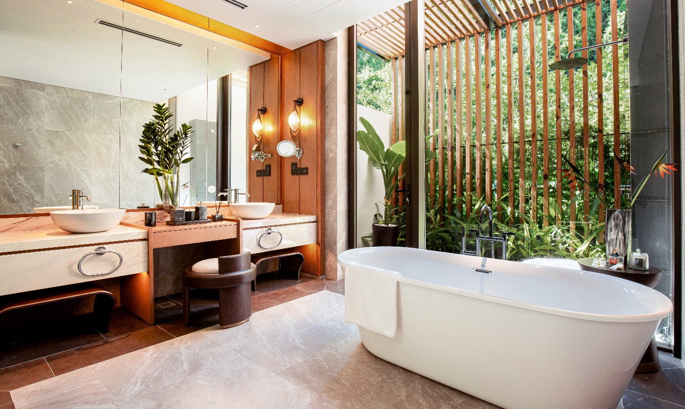 Phòng tắm được ốp lát toàn bộ bằng gạch men sứ đến từ thương hiệu Porcelanosa được chứng nhận bởi Hoàng gia Anh, đan xen với sắc xanh lục dịu dàng mang đến trải nghiệm spa cao cấp ngay tại nhà.