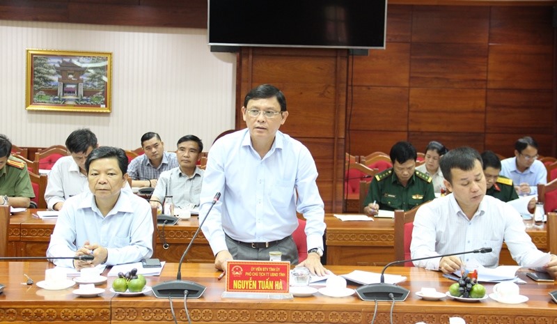 Ph&oacute; Chủ tịch Thường trực UBND tỉnh Nguyễn Tuấn H&agrave; ph&aacute;t biểu tại cuộc họp.