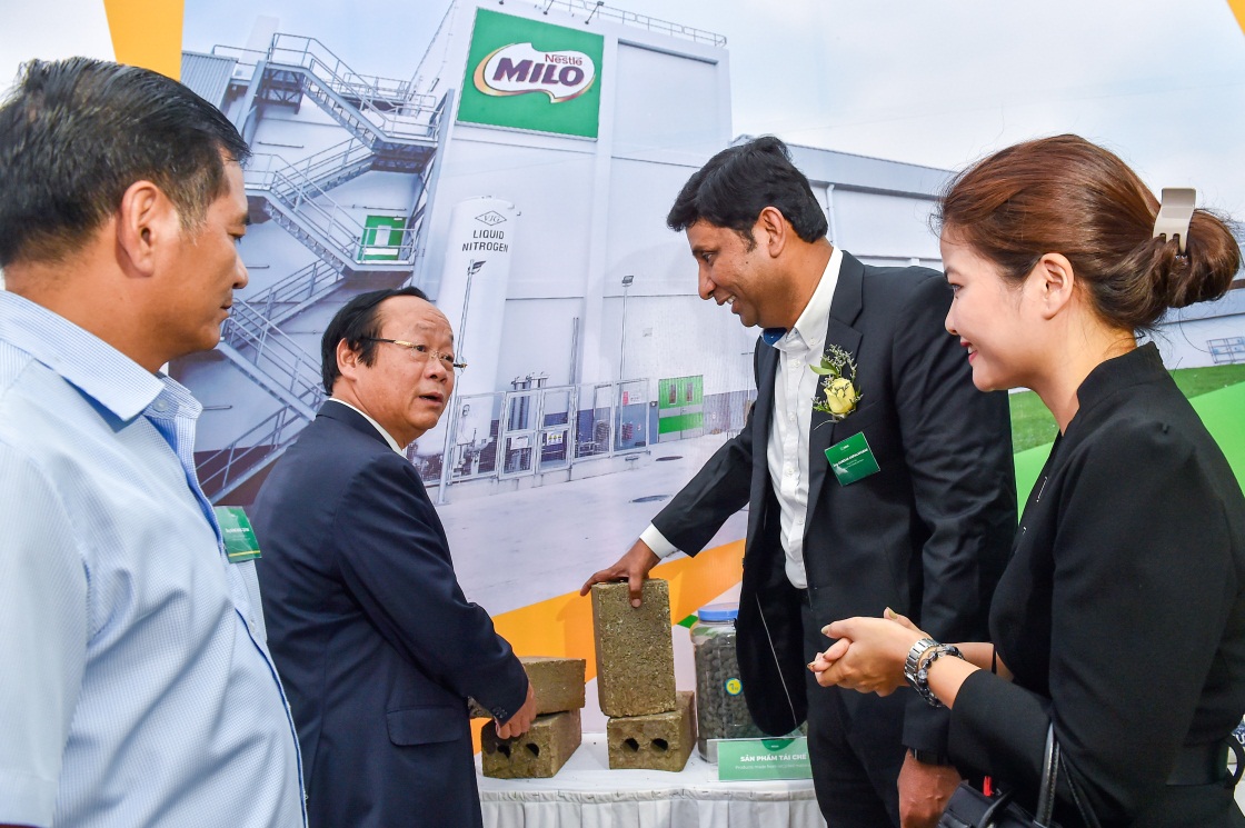 Mô hình kinh tế tuần hoàn không chỉ trong chuỗi sản xuất mà còn được áp dụng xuyên suốt trong cả chuỗi cung ứng, từ khâu trồng trọt, sản xuất đến người tiêu dùng. Ảnh: Chu Xuân Khoa.