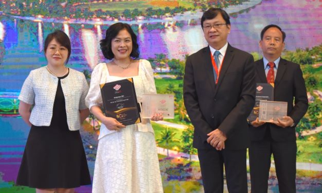 Đại diện Vinhomes nhận bằng chứng nhận tại lễ trao giải BCI Asia Awards 2022.