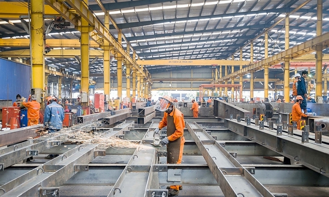 Hoạt động sản xuất kinh doanh của doanh nghiệp hồi phục trong bối cảnh chi phí nguyên nhiên liệu leo thang.