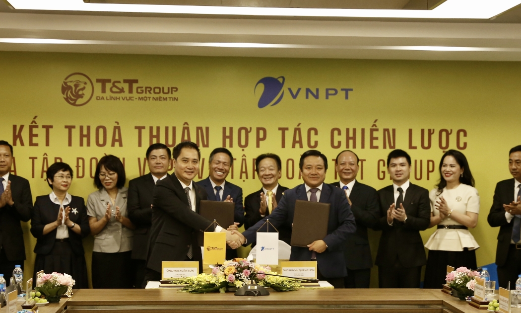 Ông Mai Xuân Sơn, Tổng giám đốc Tập đoàn T&T Group (bên trái) và ông Huỳnh Quang Liêm, Tổng Giám đốc Tập đoàn VNPT (bên phải) trao Thỏa thuận hợp tác chiến lược tổng thể, toàn diện.