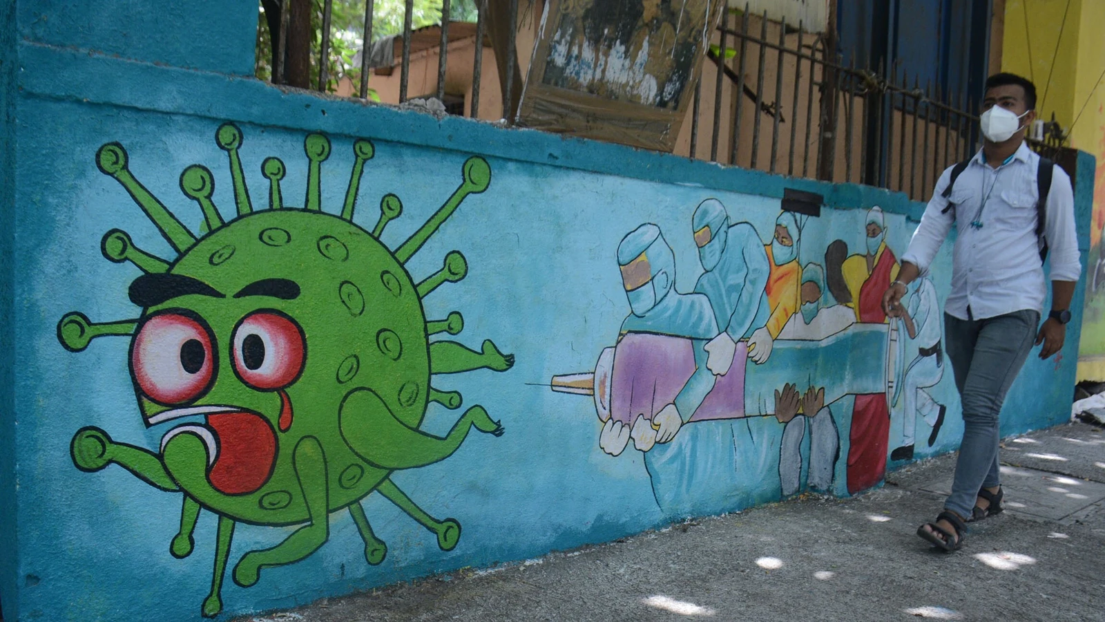 WHO khuyến c&aacute;o những người c&oacute; c&aacute;c triệu chứng về đường h&ocirc; hấp n&ecirc;n c&aacute;ch ly, cập nhật th&ocirc;ng tin về ti&ecirc;m chủng, đeo khẩu trang ở những nơi đ&ocirc;ng người.