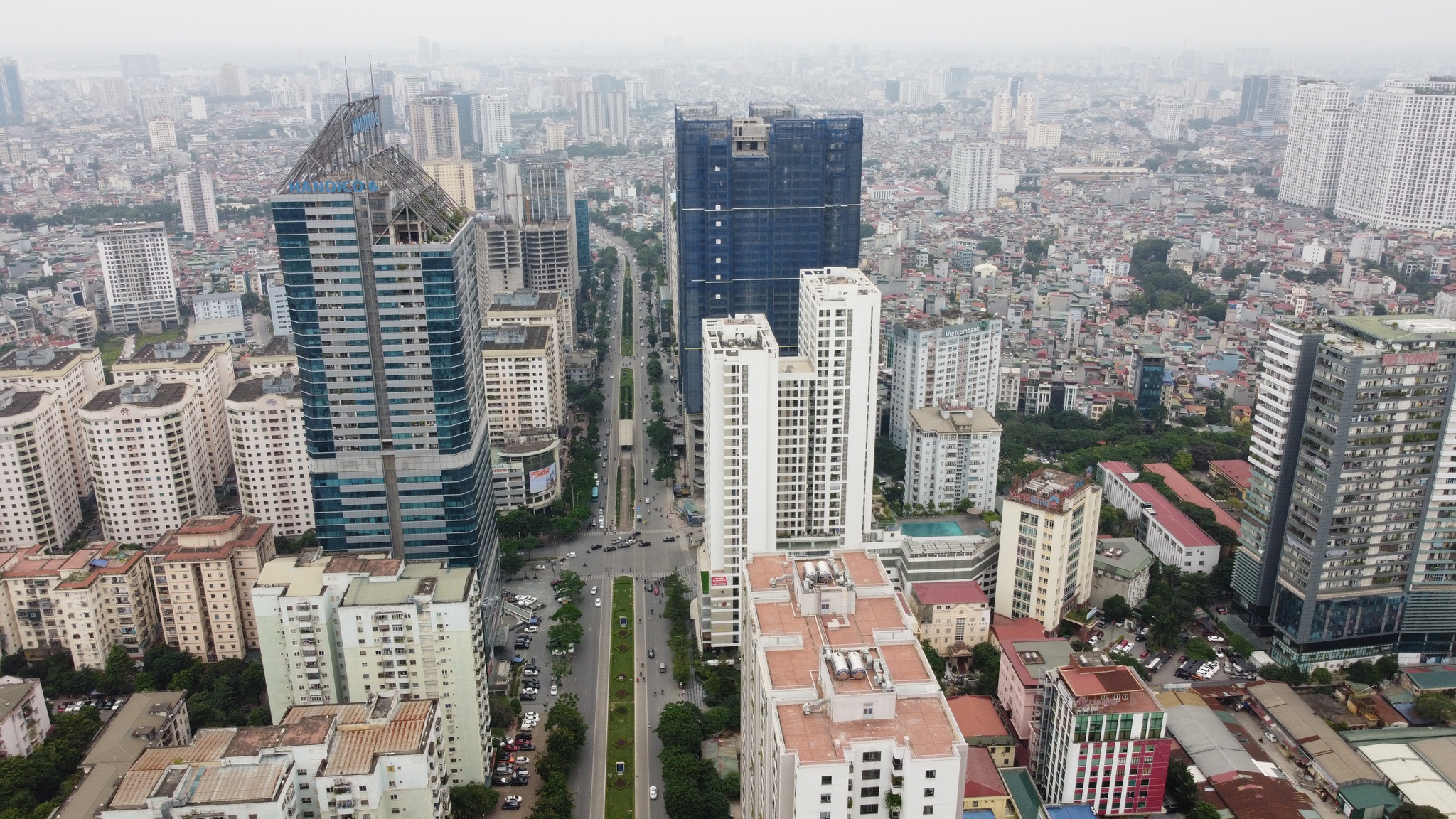 Tại các dự án dọc tuyến đường Lê Văn Lương – Tố Hữu, việc chuyển đổi công năng thành nhà ở, tăng thêm tầng cao, diện tích sàn… diễn ra khá phổ biến.