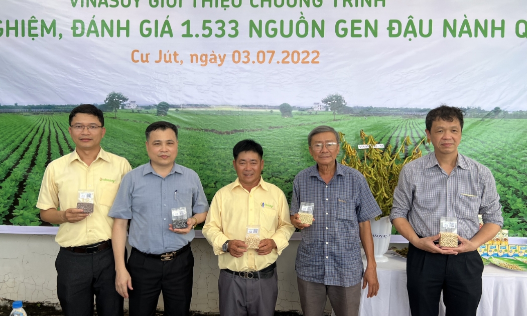 Từ trái sang phải: Ông Lê Hoàng Duy và ông Đinh Công Chính cùng đội ngũ kỹ sư, chuyên viên của VSAC tại Trạm khảo nghiệm Cư Jút, Đak Nông.