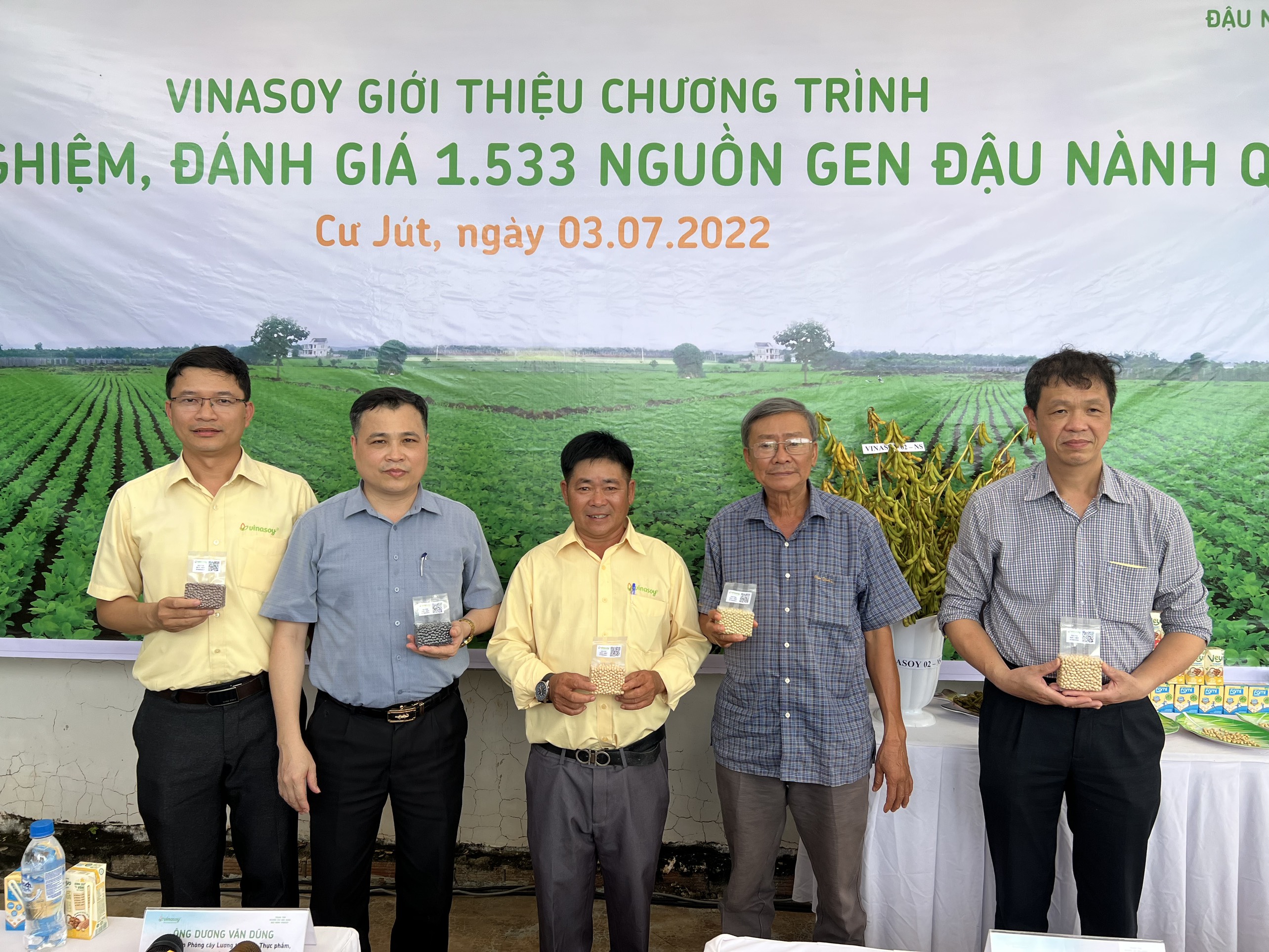 Từ trái sang phải: Ông Lê Hoàng Duy và ông Đinh Công Chính cùng đội ngũ kỹ sư, chuyên viên của VSAC tại Trạm khảo nghiệm Cư Jút, Đak Nông.