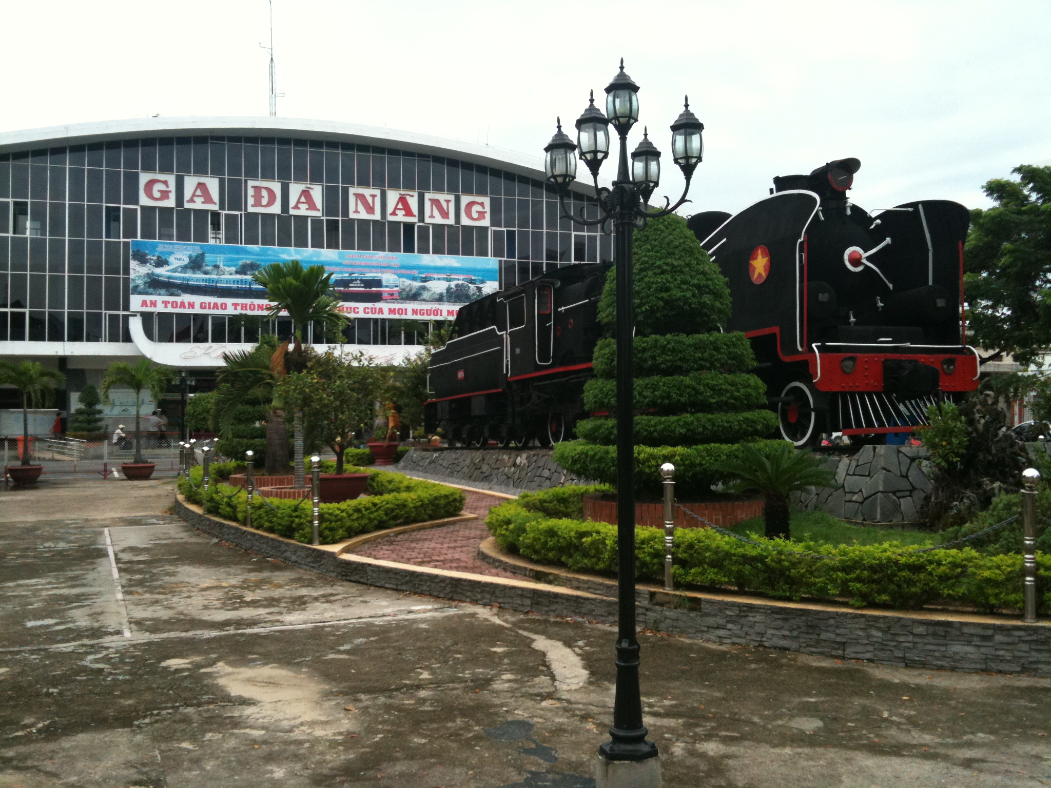 Ga tàu hỏa Đà Nẵng có tuổi đời 120 năm, nằm ở trung tâm TP. Đà Nẵng với hàng loạt điểm giao cắt với đường bộ nội ô, tạo áp lực lớn về tai nạn giao thông, môi trường, trật tự đô thị.