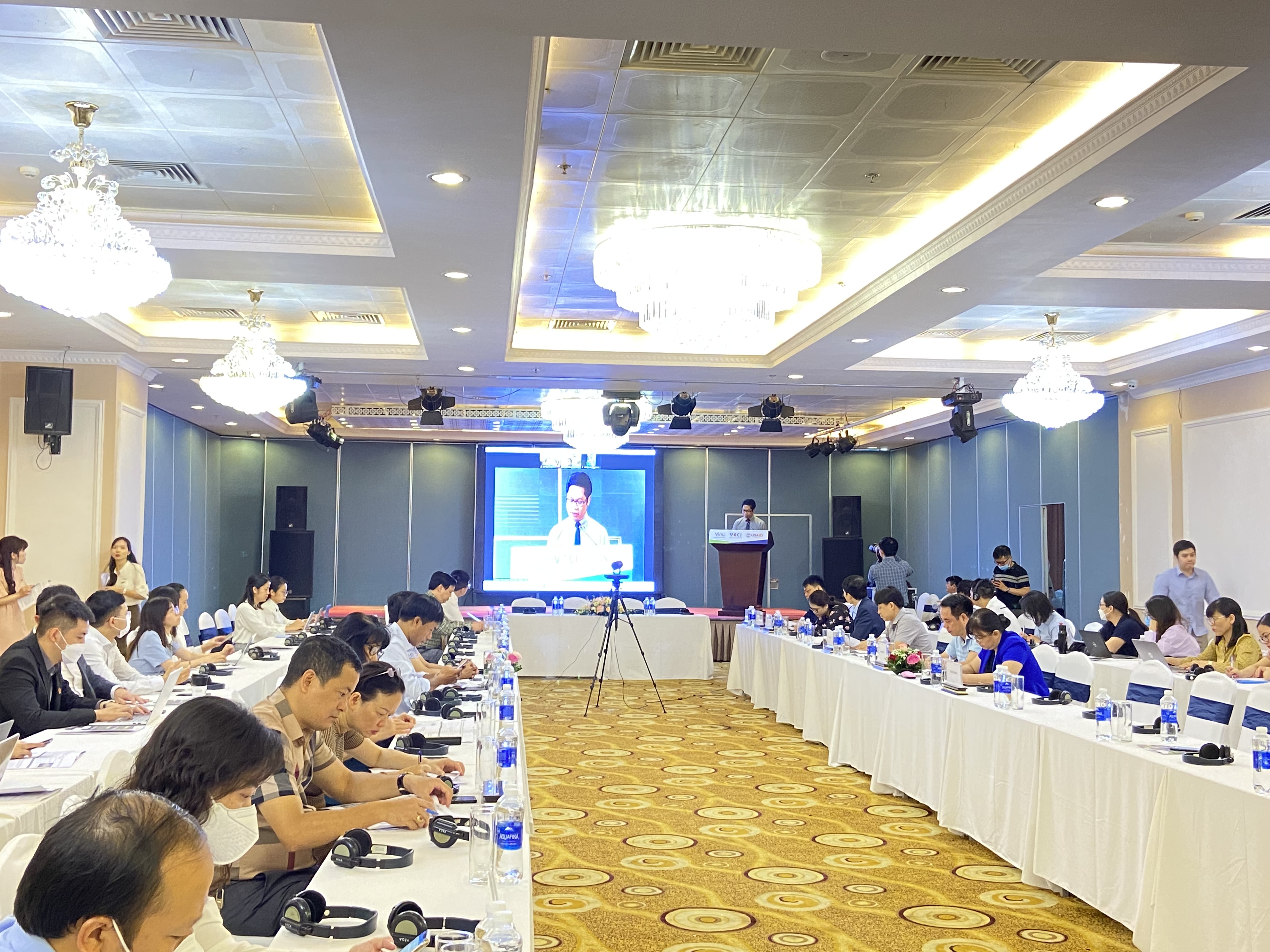 TS. Vũ Tiến Lộc, Chủ tịch Trung tâm Trọng tài Quốc tế Việt Nam phát biểu tại toạ đàm.