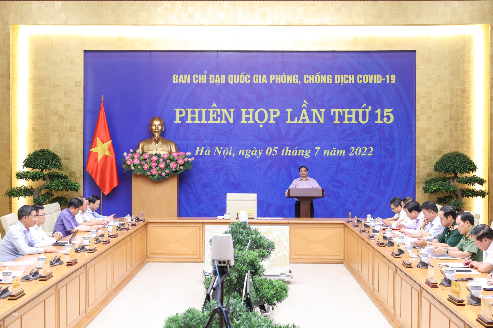 Thủ tướng nhấn mạnh thực tiễn cho thấy vaccine vẫn là vũ khí quyết định trong chống dịch - Ảnh: VGP