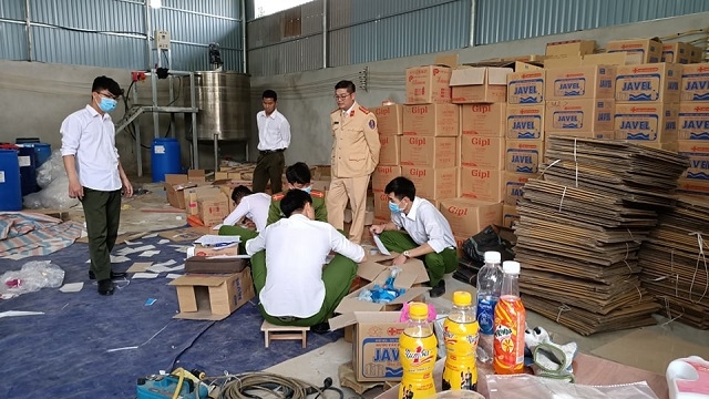 Lực lượng chức năng kiểm tra hàng hóa