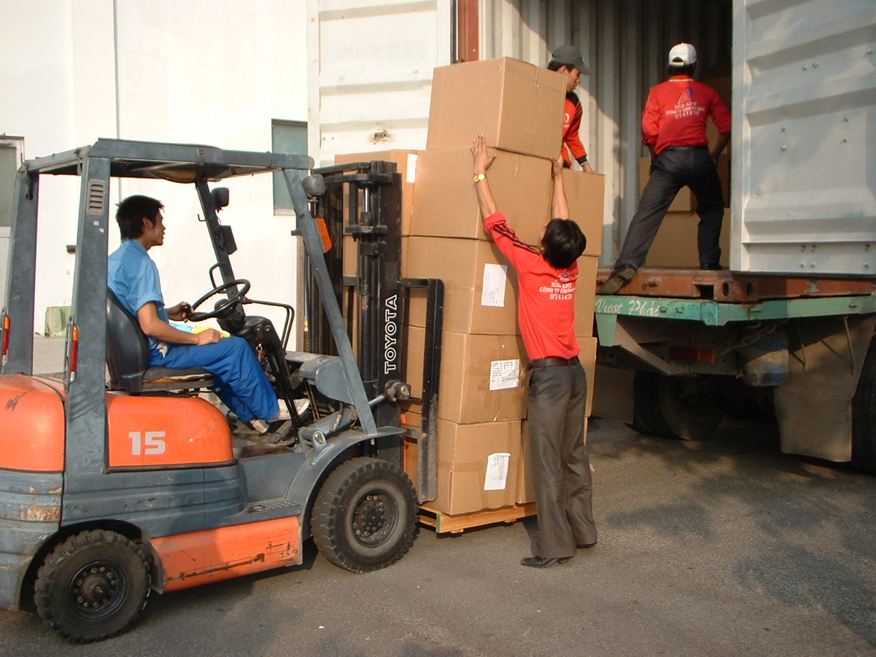 Xem xét, kéo dài phương án giảm phí sử dụng đường bộ thêm 3 tháng, tương ứng với số tiền hỗ trợ cho các doanh nghiệp, hợp tác xã và hộ kinh doanh vận tải dự kiến khoảng 200 tỷ đồng.