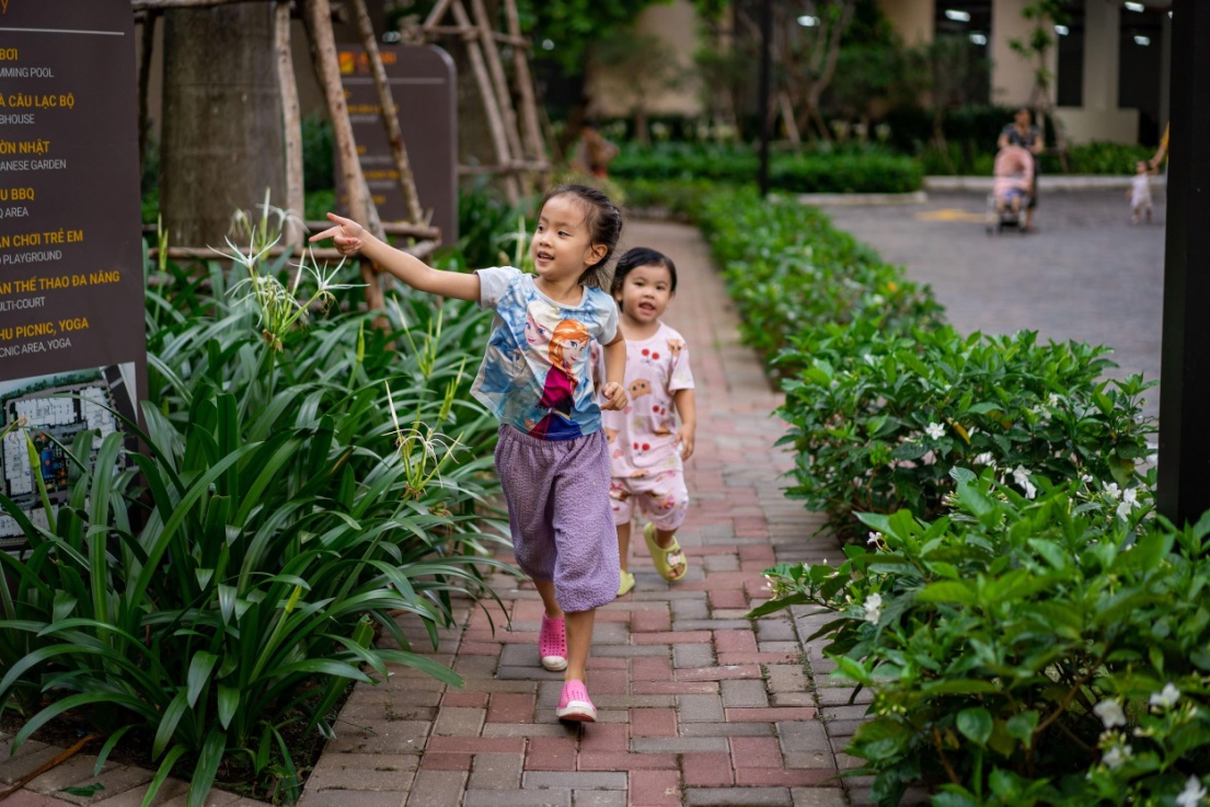Các cư dân nhí của Thành phố Ánh sáng vui chơi thoải mái trong không gian an toàn.
