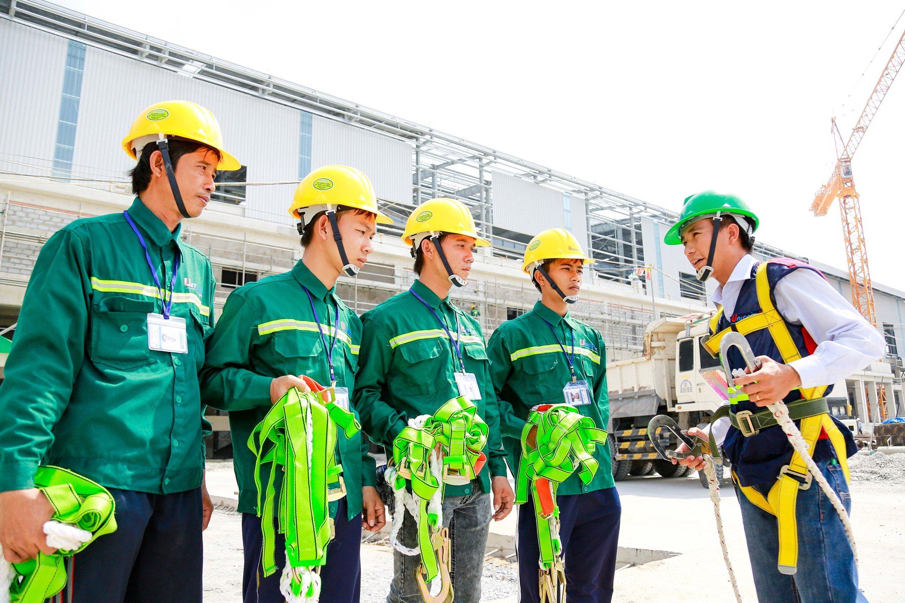 Sự phục hồi của nền kinh tế đã tạo thêm cơ hội việc làm cho nhiều người lao động trên cả nước.