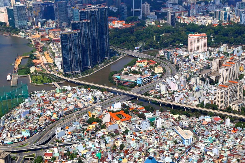 Tuyến metro số 1 đi ngang đường Nguyễn Hữu Cảnh đến ga Ba Son, TP.HCM.