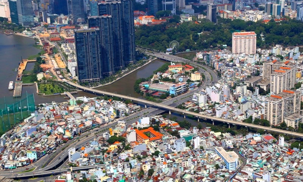 Tuyến metro số 1 đi ngang đường Nguyễn Hữu Cảnh đến ga Ba Son, TP.HCM.