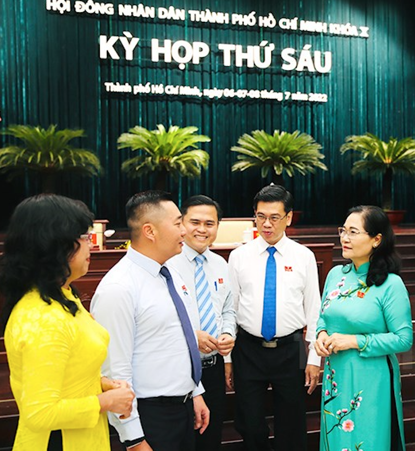 C&aacute;c đại biểu trao đổi tại kỳ họp thứ 6 HĐND TP.HCM kho&aacute; X - Ảnh: PV.