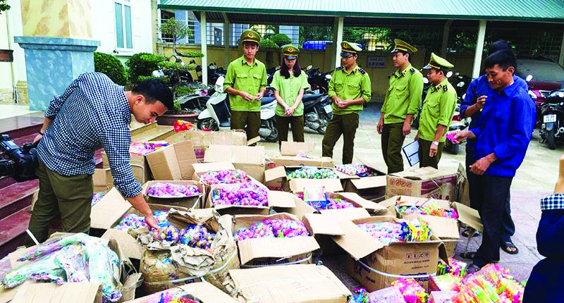 Lực lượng chức năng kiểm tra h&agrave;ng h&oacute;a (Ảnh minh họa)