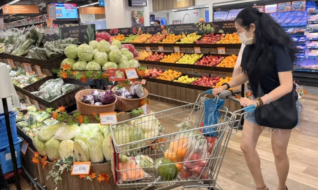Giá cả thực phẩm tại nhiều nước Đông Nam Á, trong đó có Singapore, đang tăng cao - Ảnh: Nikkei Asia