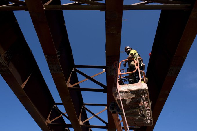 Đồng USD &ndash; vốn được xem l&agrave; k&ecirc;nh tr&uacute; ẩn an to&agrave;n, v&agrave; một số mặt h&agrave;ng như dầu, l&agrave; hai trong số &iacute;t trường hợp ngoại lệ tăng gi&aacute; trong 6 th&aacute;ng đầu năm nay - Ảnh: AP