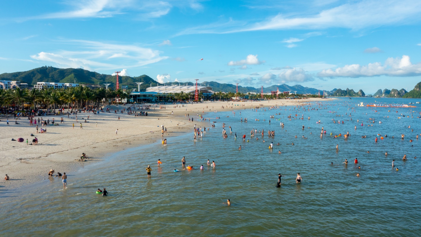 B&atilde;i tắm Phương Đ&ocirc;ng được mệnh danh l&agrave; thi&ecirc;n đường biển mới của miền Bắc.