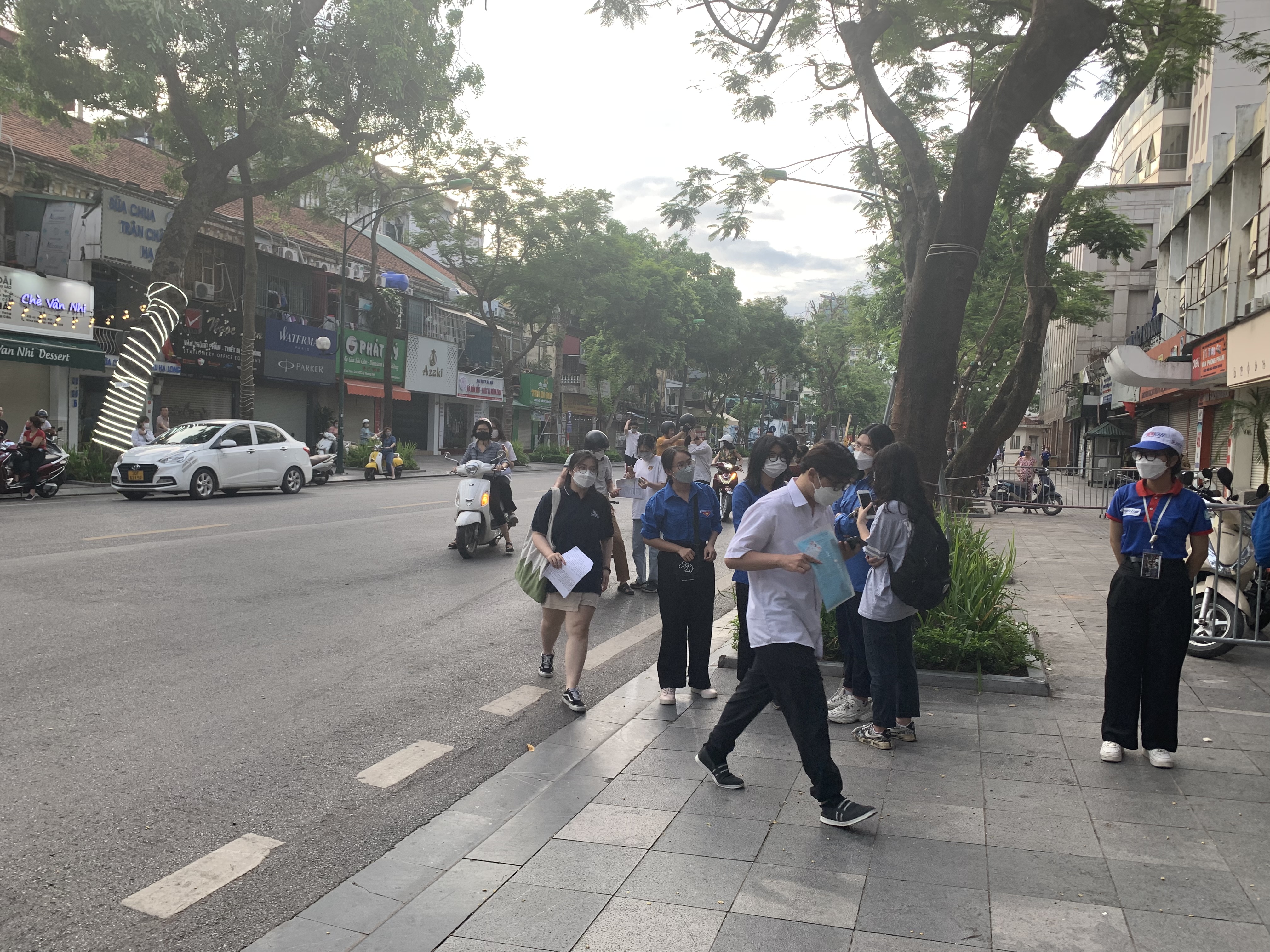 Nhiều th&iacute; sinh c&oacute; mặt tại điểm thi Trường THPT Việt Đức từ rất sớm.