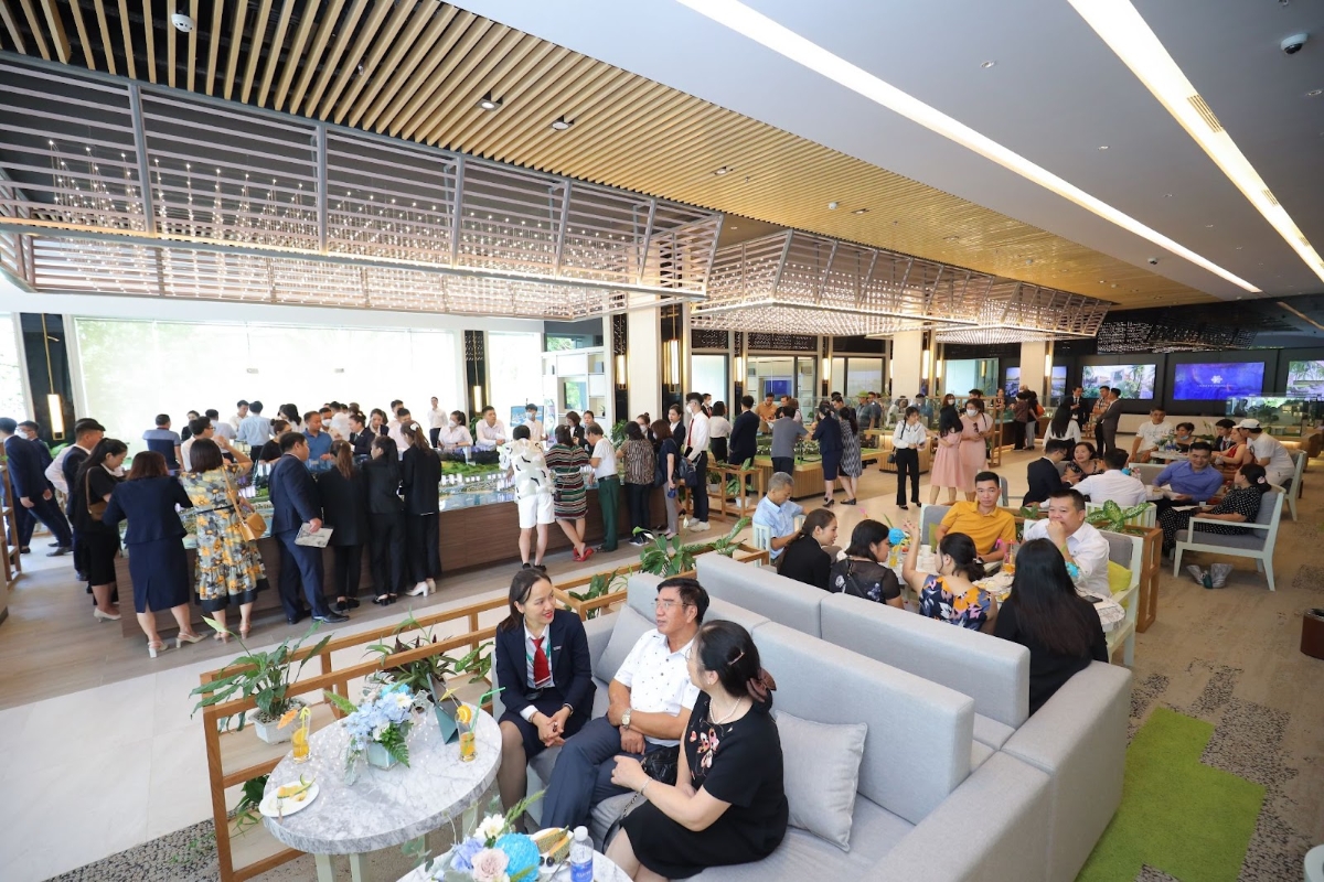 Kh&aacute;ch h&agrave;ng được chia sẻ quy hoạch chung của khu đ&ocirc; thị Halong Marina v&agrave; BST Luxury Villa tại Sales Gallery BIM Land.