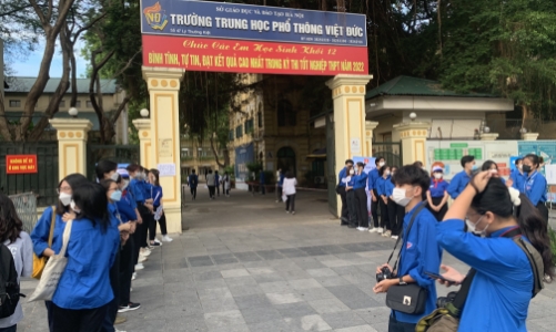 Gần 1 triệu thí sinh trên cả nước bước vào buổi thi đầu tiên của kỳ thi tốt nghiệp THPT năm 2022