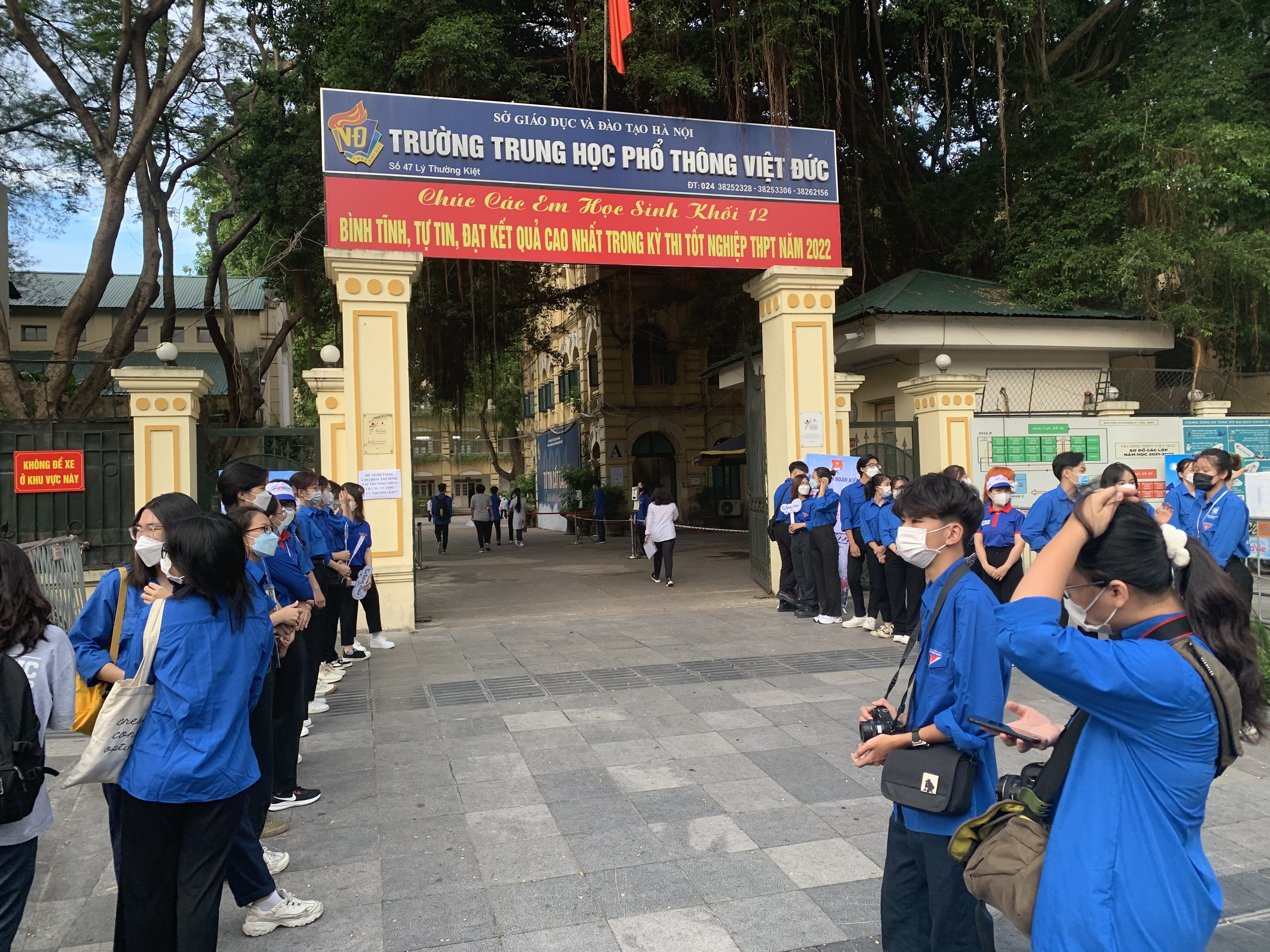 Lực lượng tình nguyện tại điểm thi sẵn sàng hỗ trợ thí sinh.