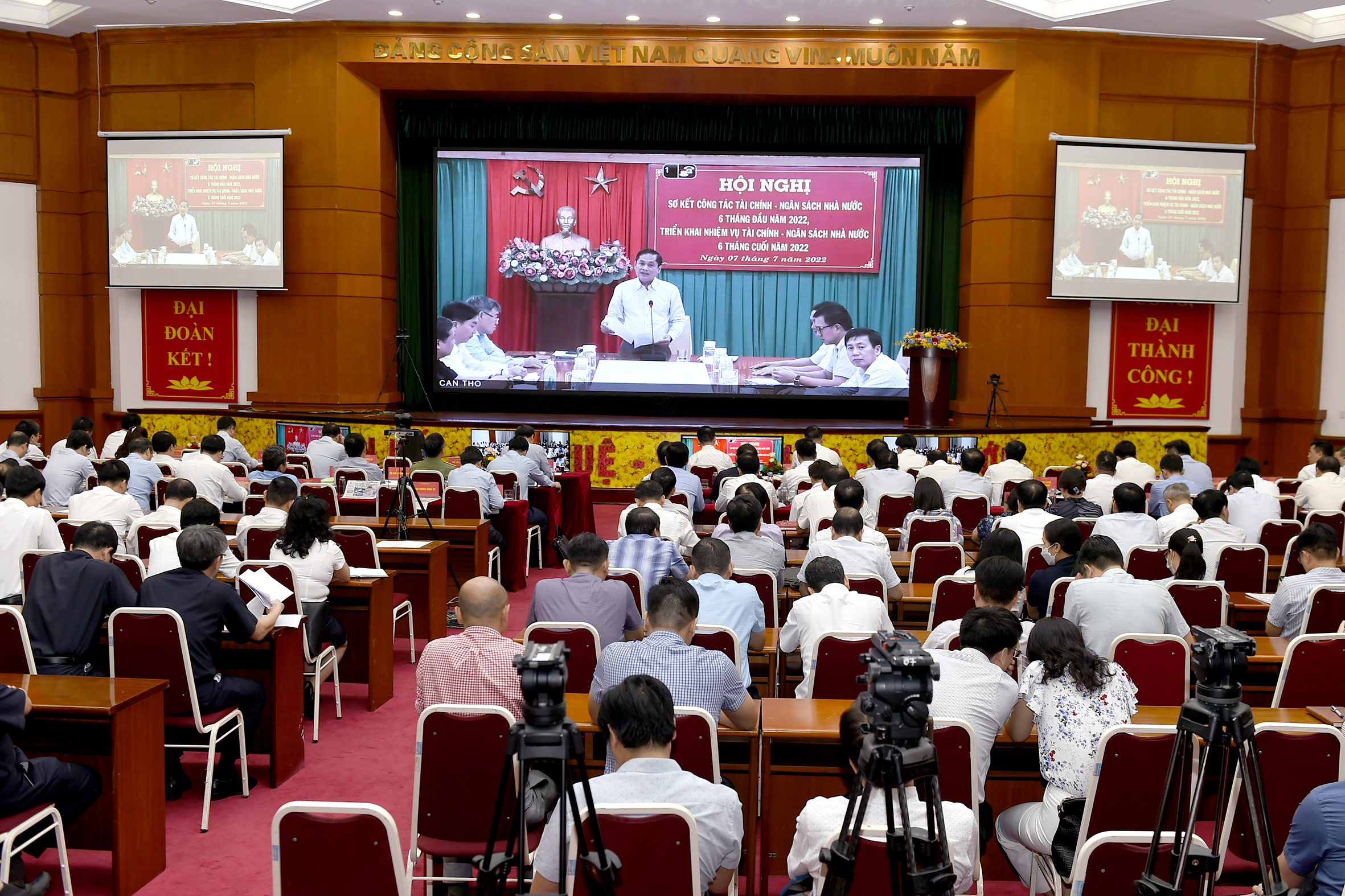 Toàn cảnh hội nghị sơ kết 6 tháng đầu năm ngành tài chính.