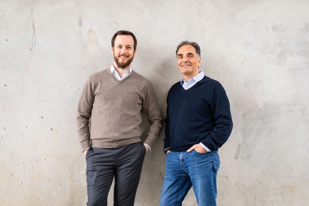 Gi&aacute;m đốc điều h&agrave;nh Brilliant Planet Adam Taylor (tr&aacute;i) v&agrave; nh&agrave; khoa học ch&iacute;nh ki&ecirc;m đồng s&aacute;ng lập Raffael Jovine.