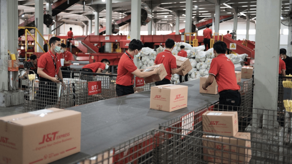 Nh&acirc;n vi&ecirc;n J&T Express g&oacute;i h&agrave;ng để chuẩn bị giao h&agrave;ng / Ảnh: J&T Express