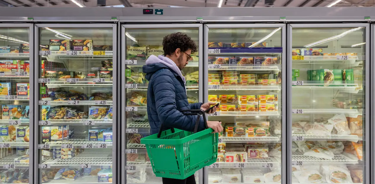 Giá các mặt hàng tiêu dùng hàng ngày giảm mạnh làm dấy lên hy vọng rằng lạm phát sẽ hạ nhiệt trong năm nay - Ảnh: Getty Images