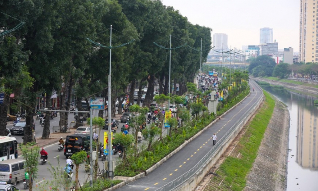 Năm 2019, Hà Nội làm đường ven sông Tô Lịch dài 3 km dành cho người đi bộ, xe đạp - Ảnh: Sưu tầm