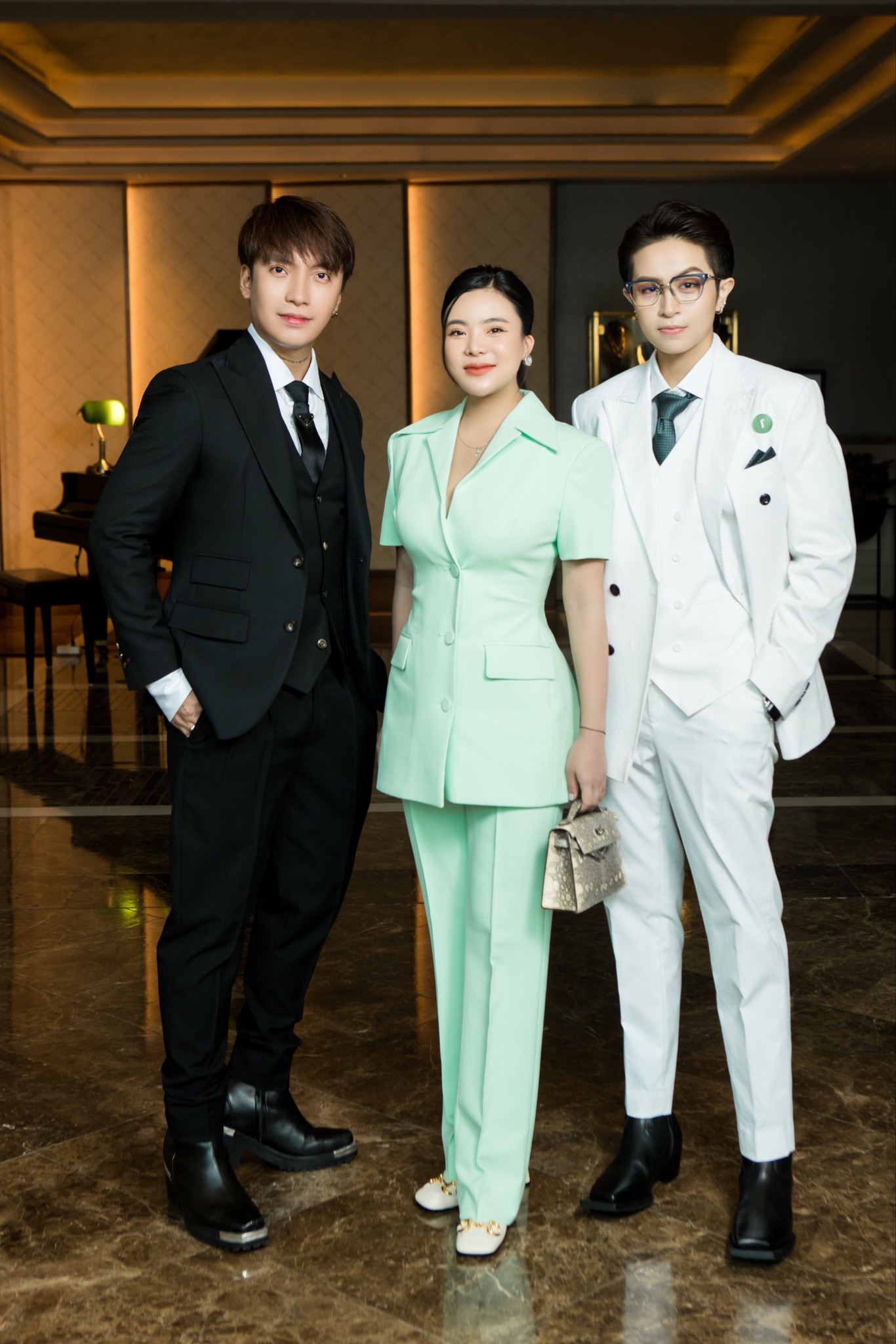 B&agrave; Thu Trang (giữa) c&ugrave;ng với hai nh&agrave; đồng s&aacute;ng lập của thương hiệu F Fresh Spray l&agrave; Kye Nguyễn v&agrave; Gil L&ecirc;.