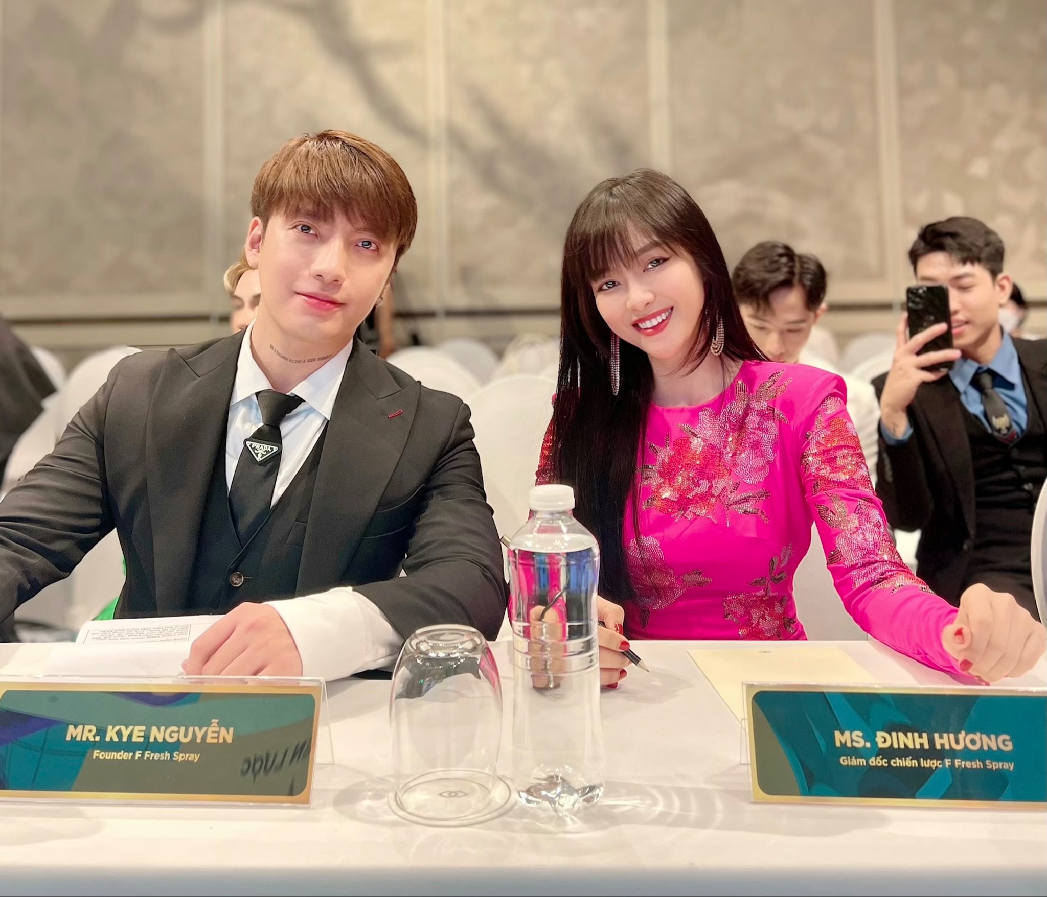 Nh&agrave; s&aacute;ng lập của F Fresh Spray - Stylist Kye Nguyễn (tr&aacute;i) cho biết những sản phẩm của nh&agrave; F đều được chiết xuất từ những nguy&ecirc;n liệu cao cấp nhất.