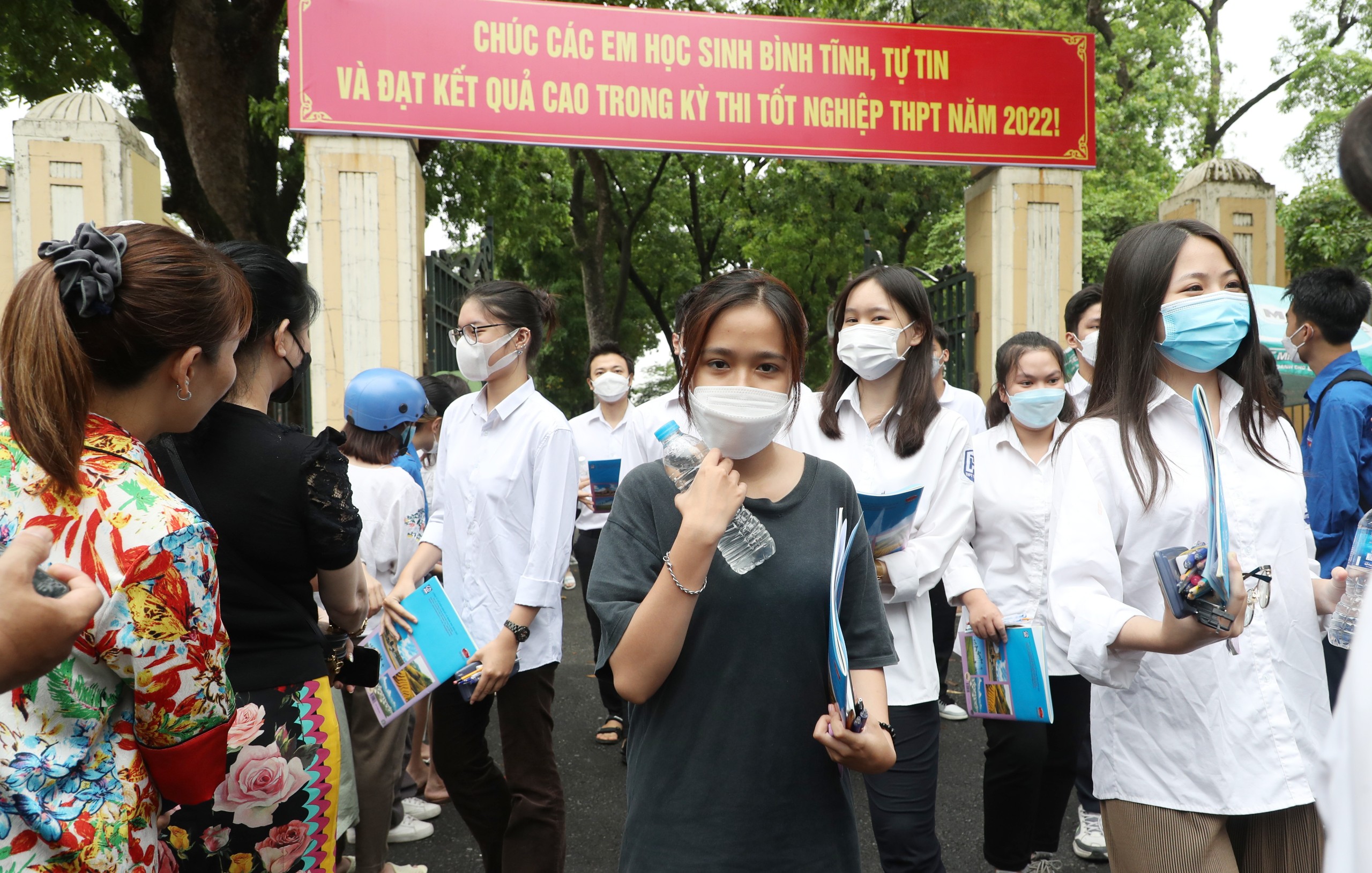 Thí sinh hoàn thành môn tổ hợp tại điểm thi trường THPT Chu Văn An, Hà Nội, sáng 8-7. Ảnh: Duy Linh 