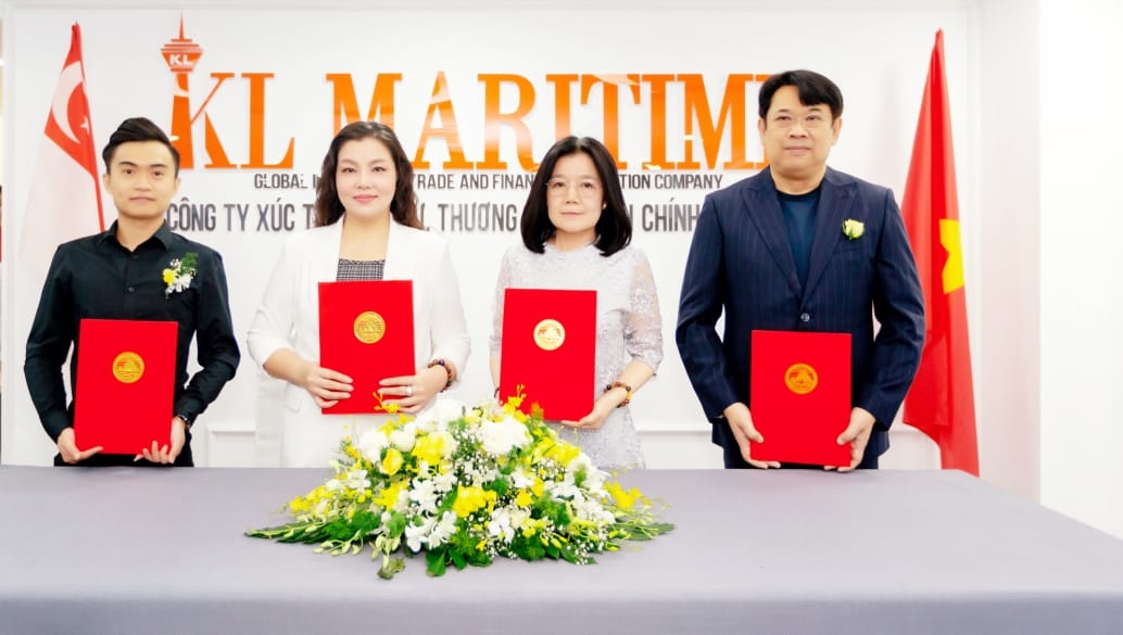 Lễ ký kết hợp tác giữa KLM và các đối tác quốc tế.