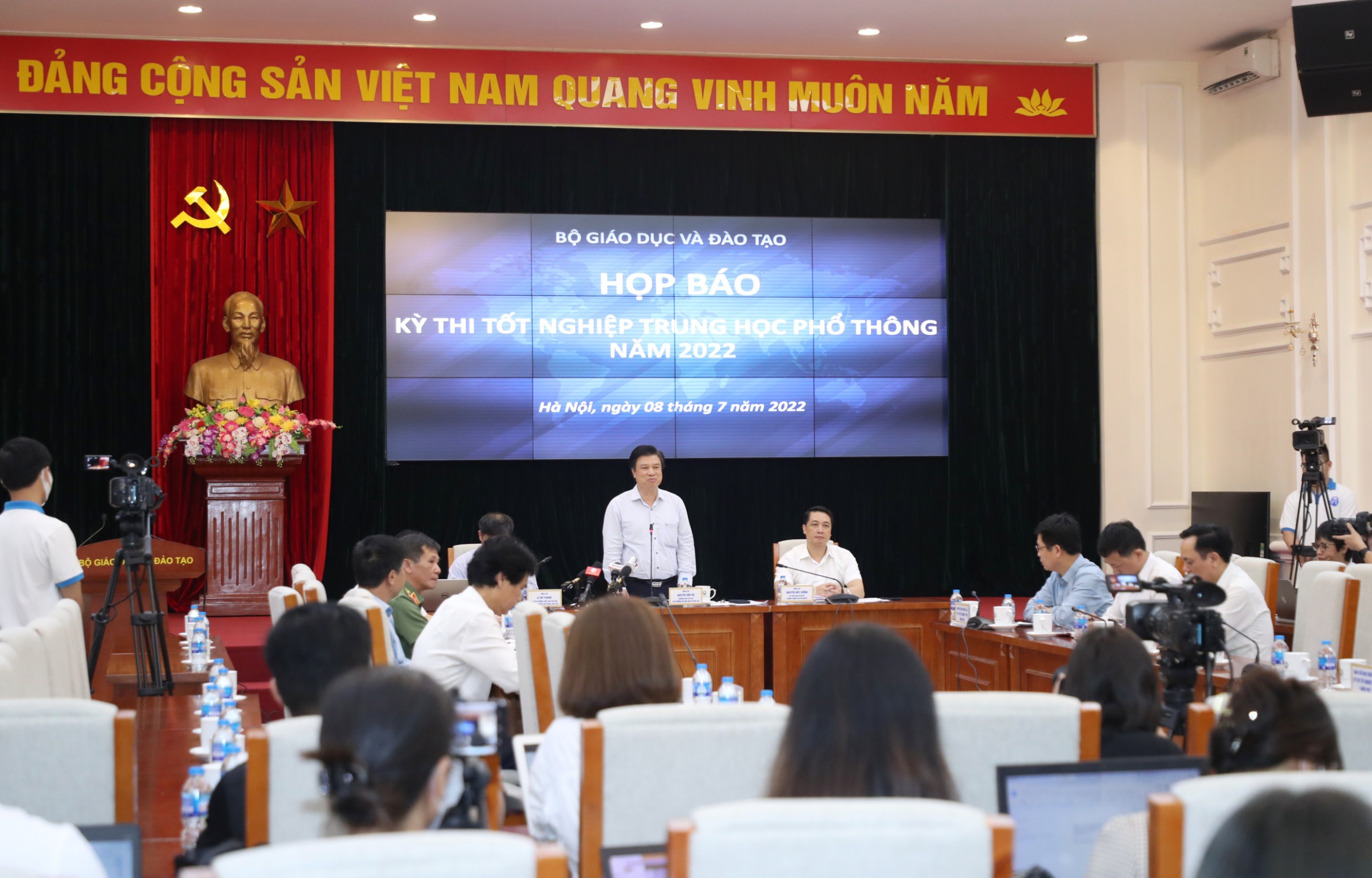 Thứ trưởng Bộ GD-ĐT Nguyễn Hữu Độ chủ trì cuộc họp báo chiều 8-7. Ảnh: Duy Linh