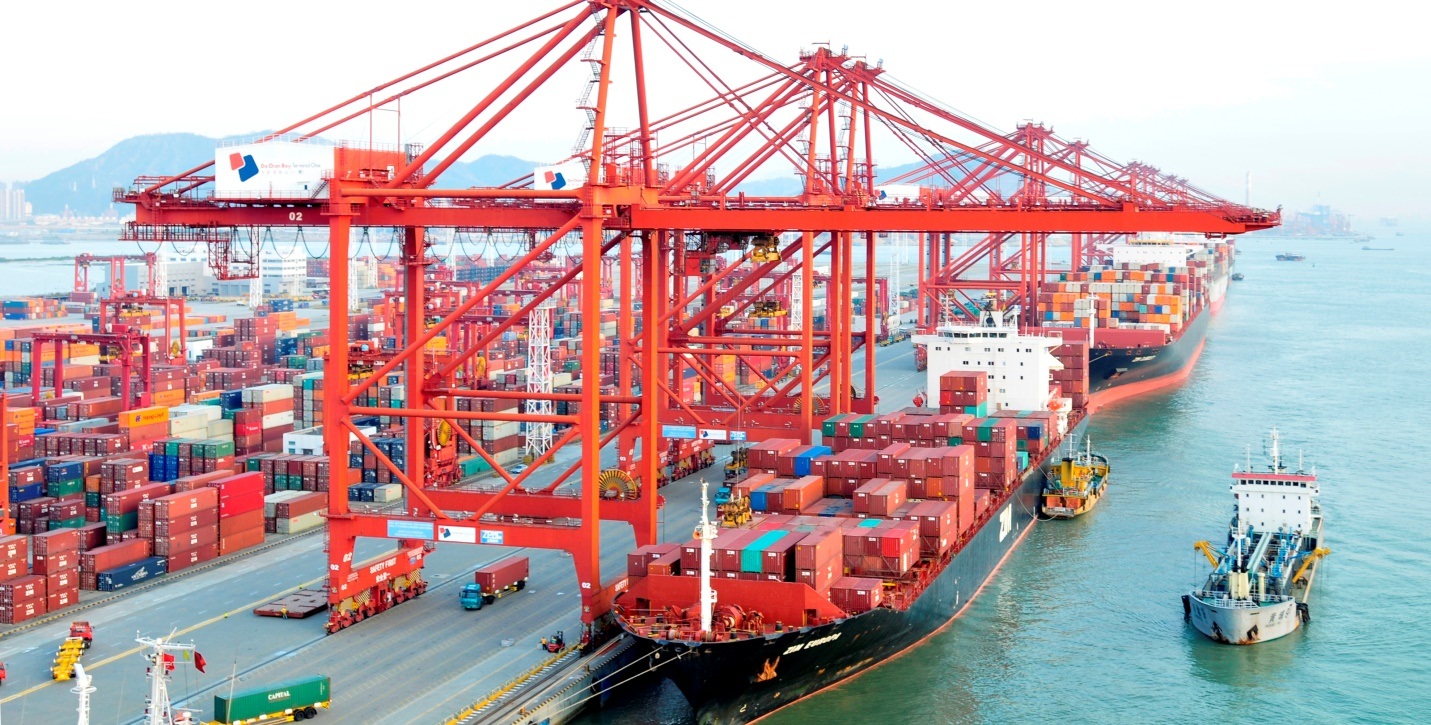 Hai cảng biển đặc biệt của Việt Nam cũng là cửa ngõ trung chuyển quốc tế là cảng biển Hải Phòng và cảng biển Bà Rịa - Vũng Tàu.