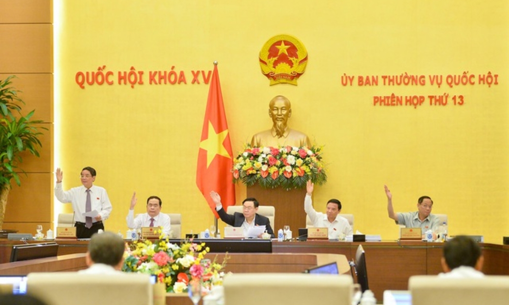 Các thành viên Ủy ban Thường vụ Quốc hội biểu quyết thông qua nghị quyết - Ảnh: Quochoi.vn