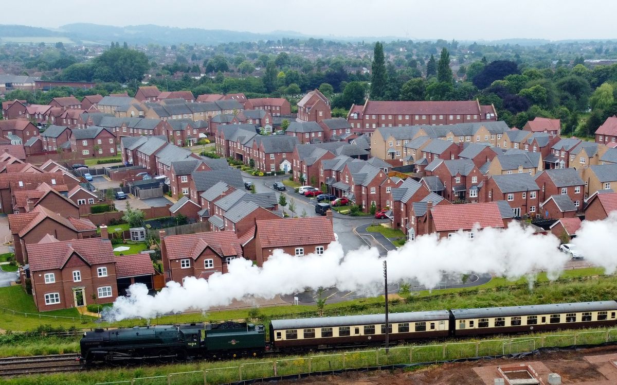 Thị trường địa ốc ở Anh đang bị ảnh hưởng bởi l&atilde;i suất tăng, nhưng bất động sản tại nhiều nơi ở nước n&agrave;y vẫn đắt kh&aacute;ch - Ảnh: Bloomberg.