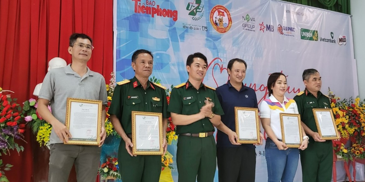 Đại diện NovaGroup v&agrave; C&aacute;c đơn vị đồng h&agrave;nh nhận thư cảm ơn của Ban tổ chức.